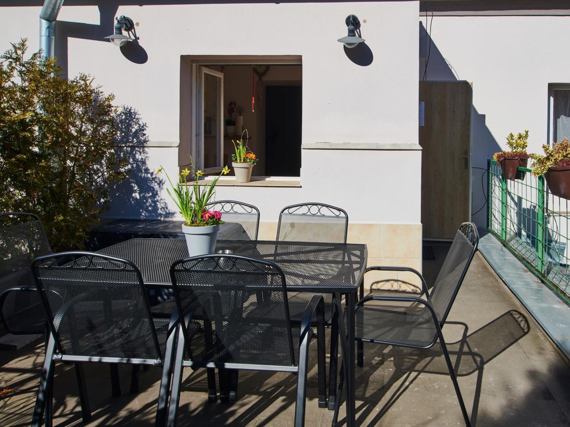 Cozy With Terrace Near Castle Apartment Prag